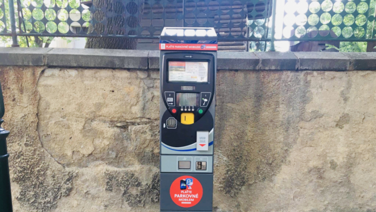 Nové parkovací automaty již přijímají bezhotovostní platby
