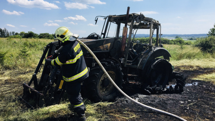 Aktuálně: U požáru traktoru zasahují tři jednotky hasičů