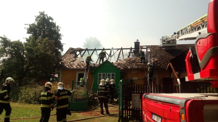 Šest jednotek hasičů likviduje požár rodinného domu na Příbramsku