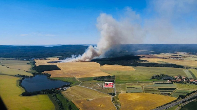Aktuálně: Hasiči likvidují požár louky a lesa u Klučenic, nově je hlášen požár strniště u Rosovic