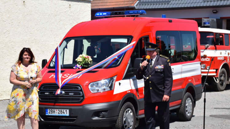 Dobrovolní hasiči ve Hvožďanech mají nové vozidlo pro 9 osob