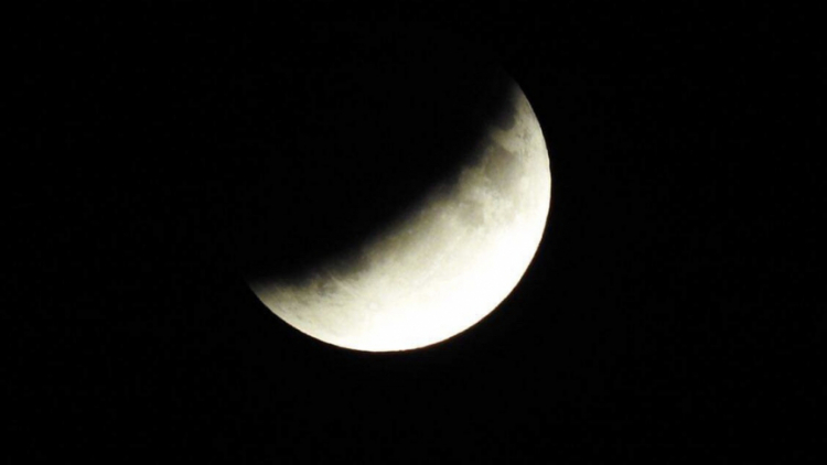 Měsíc uchvátil pozornost, jasná obloha umožnila vidět zatmění pouhým okem