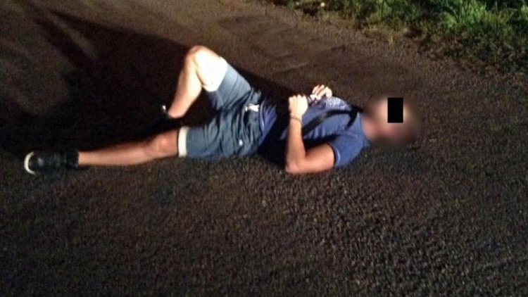 Namol opilý muž ležel na silnici, přivolaným policistům následně vyhrožoval