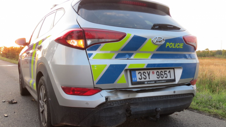 Opilý řidič naboural do policejního auta se zapnutými majáky