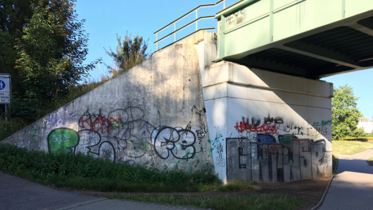 Graffiti v Příbrami: Zatímco městský majetek sprejery moc neláká, jinde řádí dostatečně