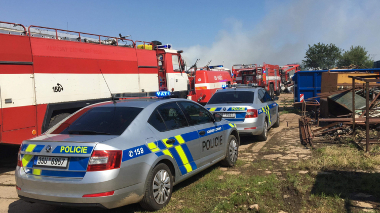 Aktuálně: Desítky hasičů likvidují požár u výrobní haly v Příbrami