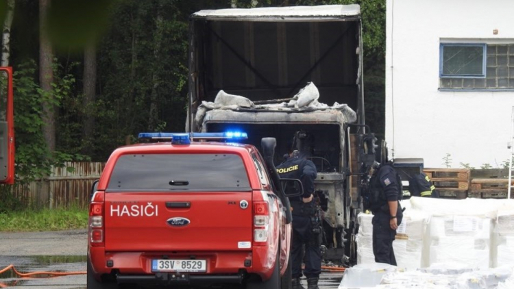 Dvě jednotky hasičů zasahovaly u požáru nákladního vozidla v Dubenci