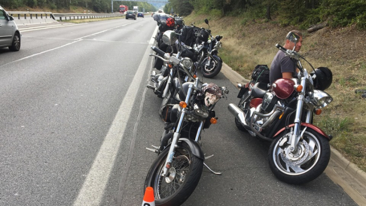 Policisté hledají svědky nehody motorkáře na dálnici D4