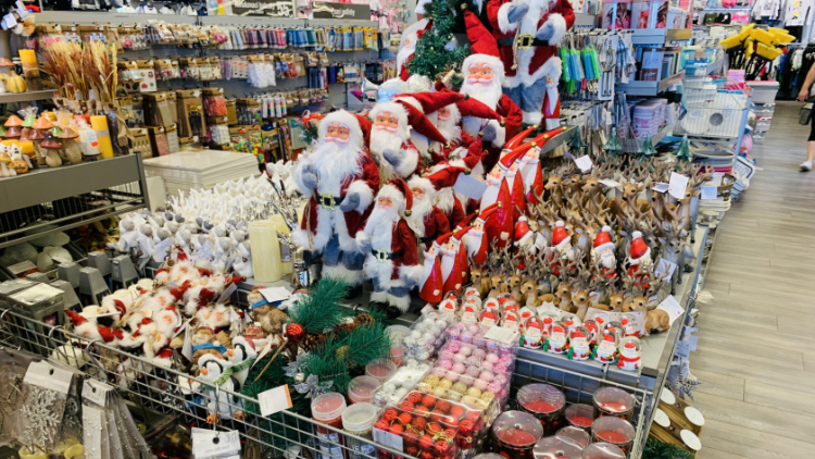 Vánoce se nezadržitelně blíží, v Příbrami se začínají prodávat ozdoby