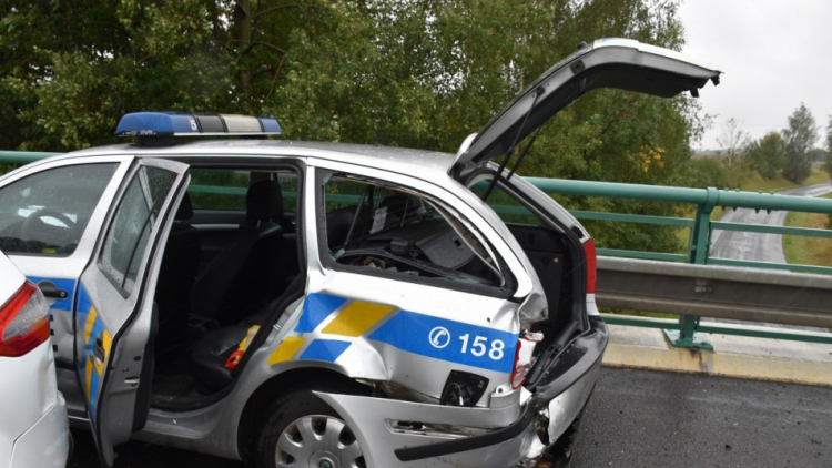 Zfetovaný motorkář se zákazem řízení naboural policejní auto