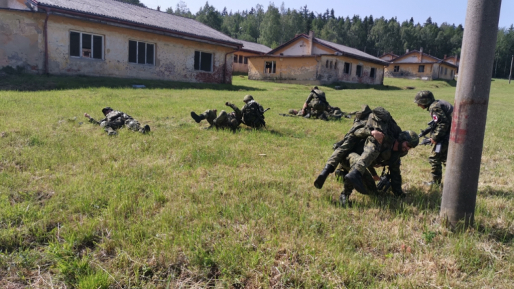 Dělostřelci si v Brdech vyzkoušeli pozici raněného a situaci jednotky pod palbou