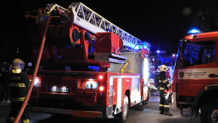 Rodinný dům zachvátily plameny, desítky hasičů bojovaly s ohněm