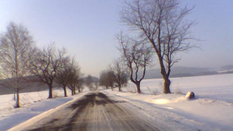 Ve středních Čechách sněžilo, řidiči by měli být velmi opatrní