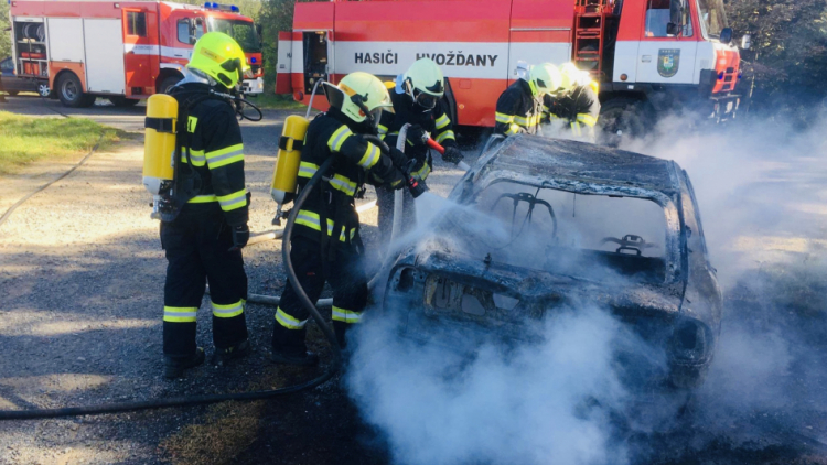 Hasiči zlikvidovali požár odstaveného vozidla