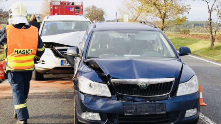 Nehoda tří aut zkomplikovala jízdu po Strakonické