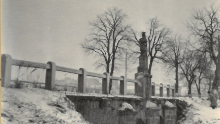 Cenná socha z kamenného mostu v Dobříši nebyla zničena opilci, ale při záměrné bezpečnostní akci