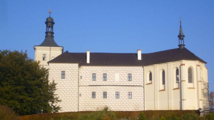 Zámku Březnice díky otevření synagogy přibylo návštěvníků