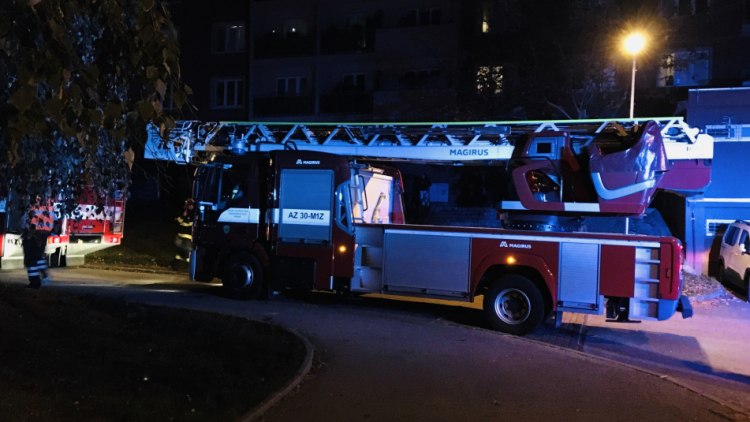 Oznamovatel ohlásil požár bytového domu, jednalo se o zapálené svíčky