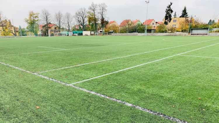 Nejstarší fotbalový klub v regionu nemá finance na výměnu umělého trávníku. Bez dotace bude hřiště pro zápasy nepoužitelné