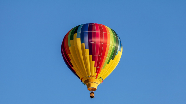 Ze čtyř balonů seskočilo 19 parašutistů, jedná se o český rekord