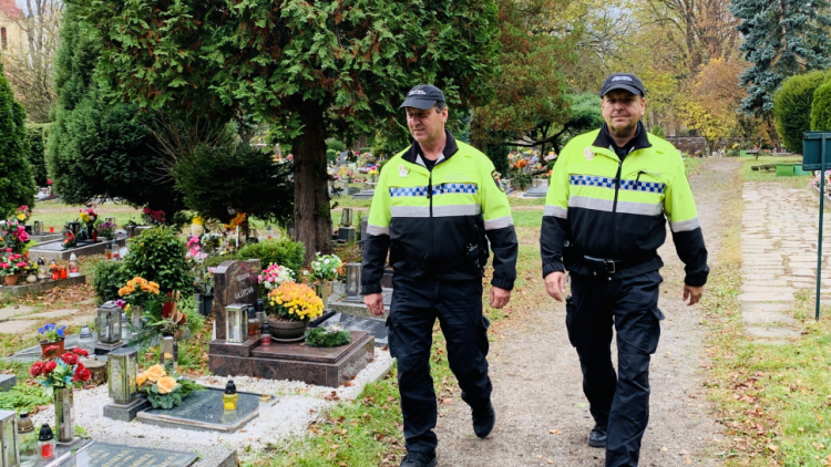 Policisté zvýší dohled na hřbitovech