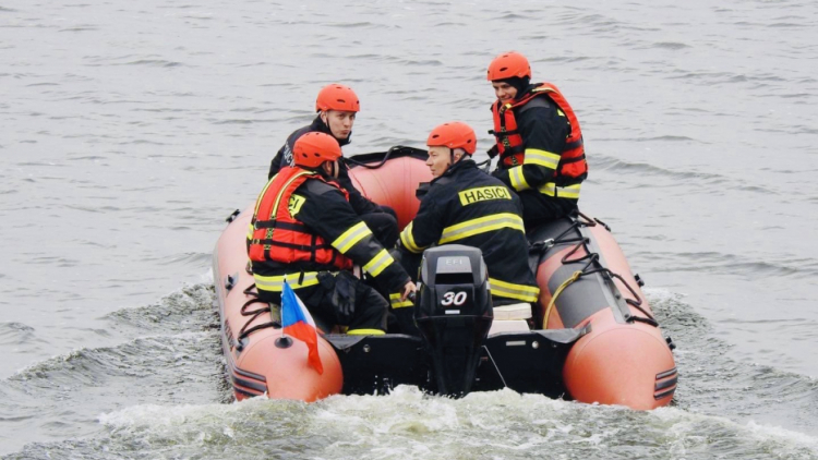 U Orlické přehrady byla nahlášena dvě potopená vozidla a hausbót