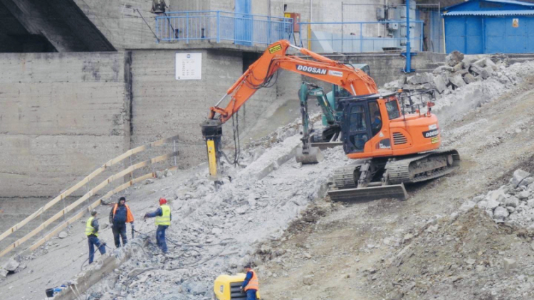 Orlická přehrada je kvůli stavbě nového výtahu upuštěna o téměř 10 metrů
