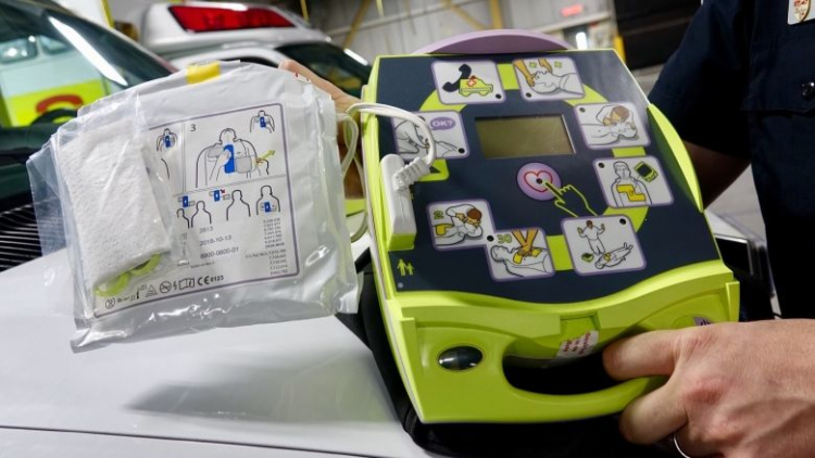 Středočeský kraj pořídí defibrilátory do škol za 10 milionů korun
