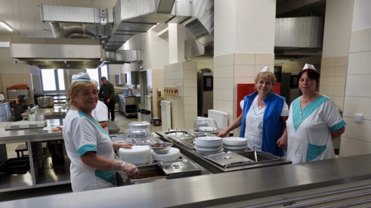 Konec nošení obědů z domova: Žáci 2. základní školy v Dobříši dostali novou jídelnu
