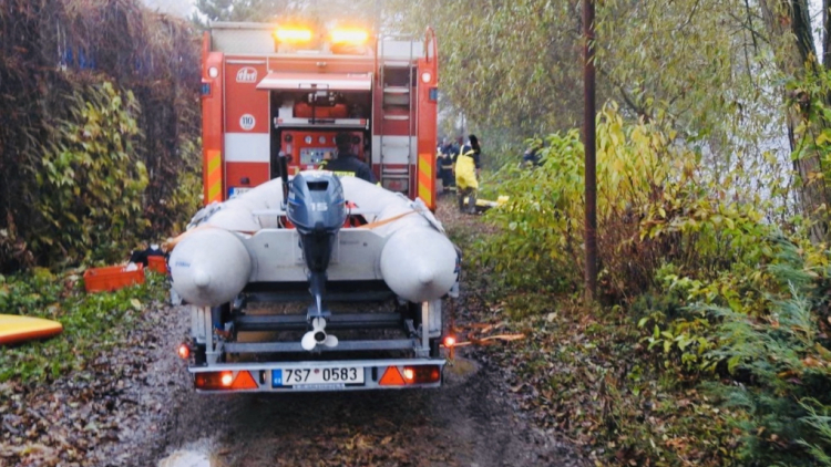 Příbramští hasiči zachránili dítě, které zapadlo v bahně ve vypuštěném rybníce