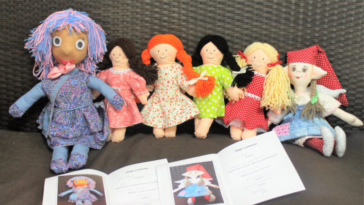 Senioři ušili panenky na pomoc chudým dětem