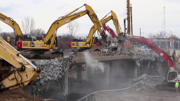 Provoz na dálnici D4 omezila demolice mostu na Zbraslavi