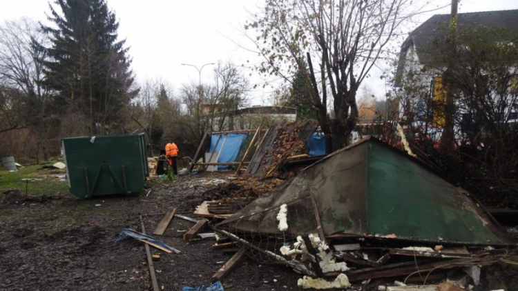 Zbytky zahradních domků u Čekalíkovského rybníka padly dnes k zemi