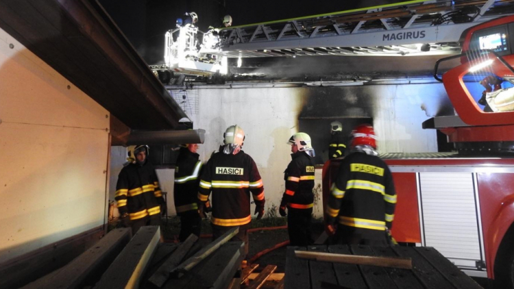 Devět hasičských jednotek likviduje požár zemědělského objektu v Nechvalicích