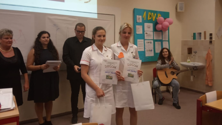 Miss sestřička: Studentky druhého ročníku zdravotnické školy přivezly do Příbrami čtvrté místo