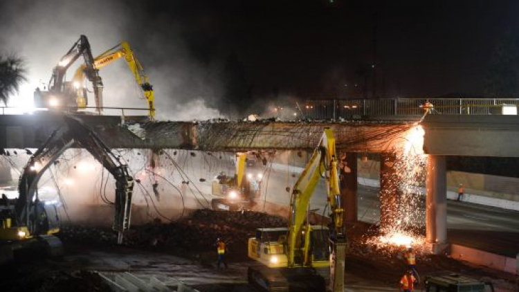 Provoz na dálnici D4 omezila demolice mostu na Zbraslavi