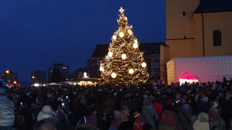 Příbramské náměstí rozzářil vánoční strom