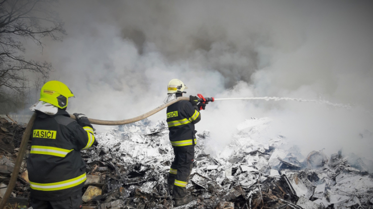 Hasiči stále dohašují požár elektroodpadu v Sedlčanech