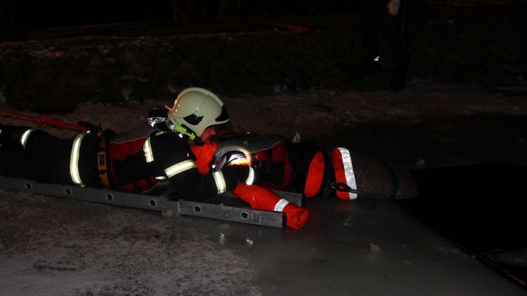 Muž se propadl na ledě, hasiči ho zachránili