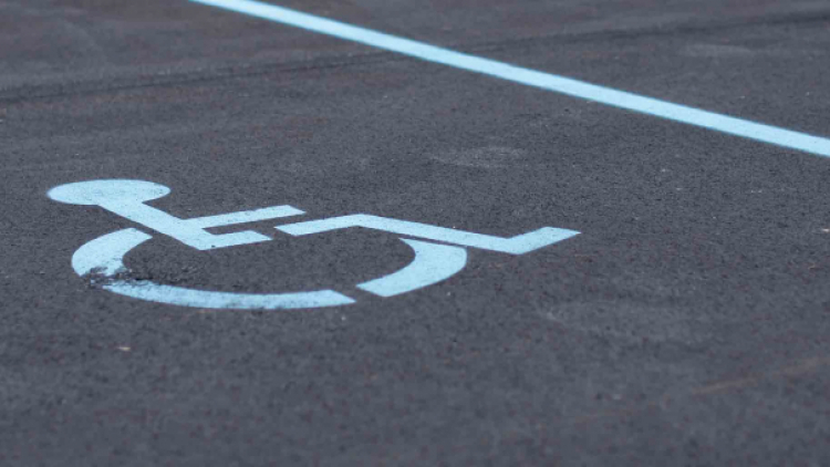 Neoprávněné parkování na místech pro invalidy je v Příbrami hitem. Přestupky se loni ztrojnásobily