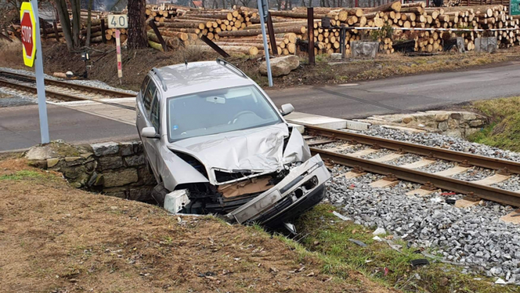 Na Příbramsku se srazil vlak s autem, nikdo se nezranil