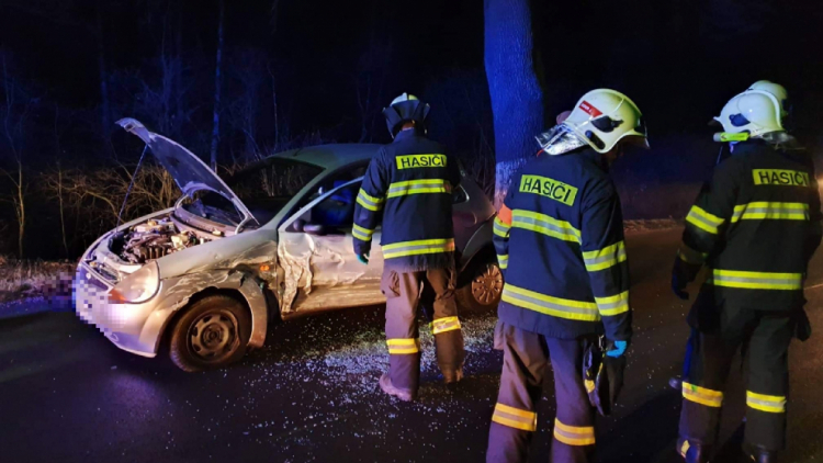 Dopravní nehoda uzavřela silnici na výjezdu z Příbrami, hasiči vyprošťovali zraněnou řidičku