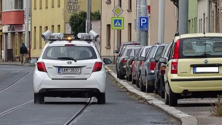 Ulice Příbrami by mohl hlídat parkovací detektiv - auto s kamerami na střeše