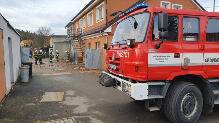V Bohutíně hořelo ve sklepě uhlí, rychlým zásahem hasičů nedošlo k rozšíření plamenů