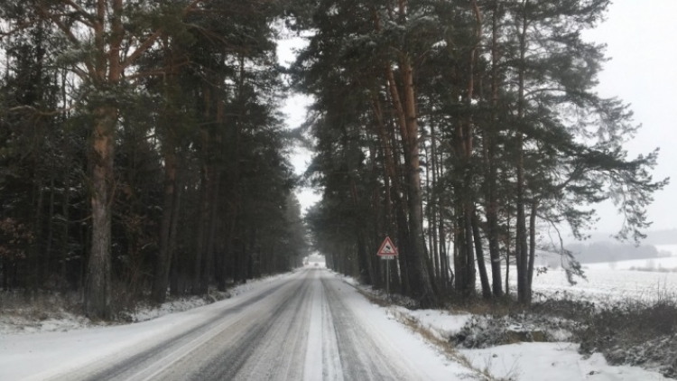 Řidiče na silnicích překvapila ledovka i sníh