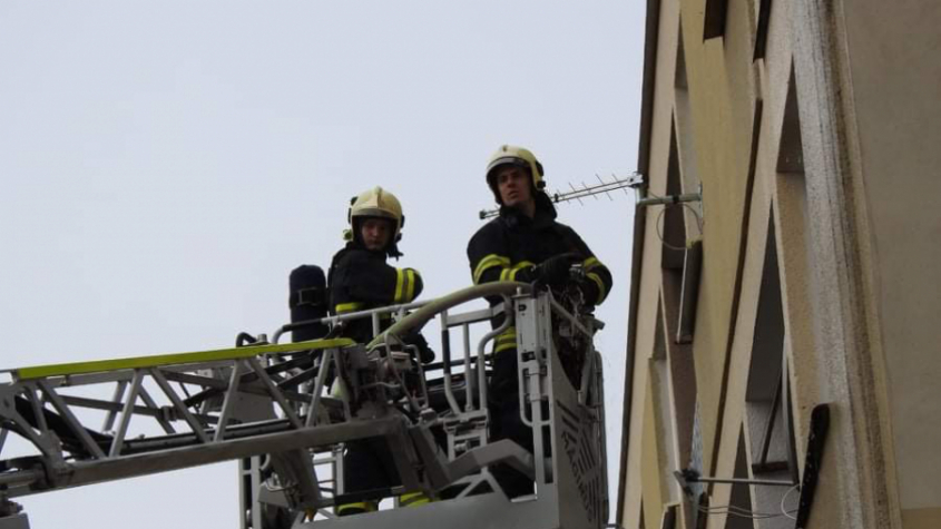 Požár na balkoně bytového domu likvidovaly dvě jednotky hasičů
