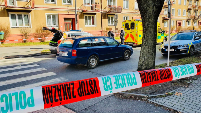 V Příbrami srazilo auto chodce, policisté ulici E. Beneše uzavřeli. Na místo přiletěl záchranářský vrtulník