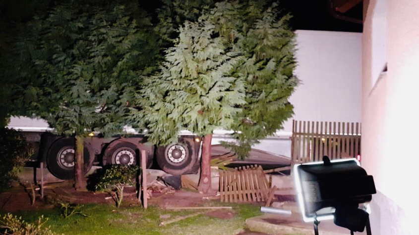 Polského řidiče kamionu navedla navigace až na zahradu rodinného domu