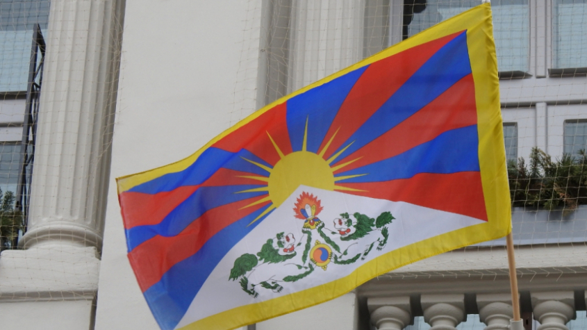 Na příbramské radnici byla vyvěšena tibetská vlajka
