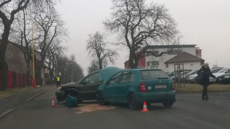 Před Spartakem se srazila dvě auta, na místě jsou hasiči a policie
